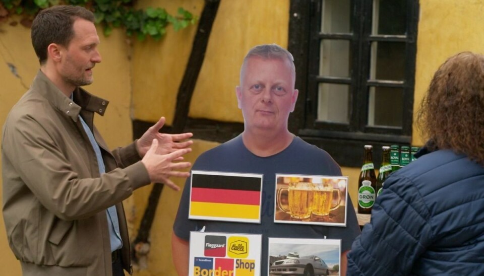 Michael flygter fra sine problemer. Han drikker øl, fyrer penge af i bordershoppen eller køber en ny bil. Michael flygter fra sine problemer. Han drikker øl, fyrer penge af i bordershoppen eller køber en ny bil.