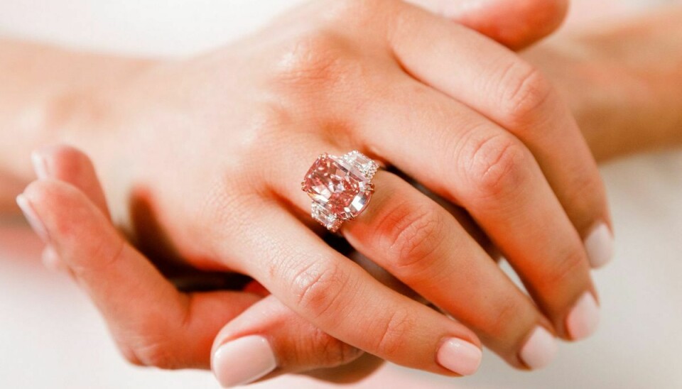 Den lyserøde diamant Williamson Pink Star er blevet handlet på en auktion i Hongkong for 58 millioner dollar. Billedet her er fra auktionshuset Sotheby's.