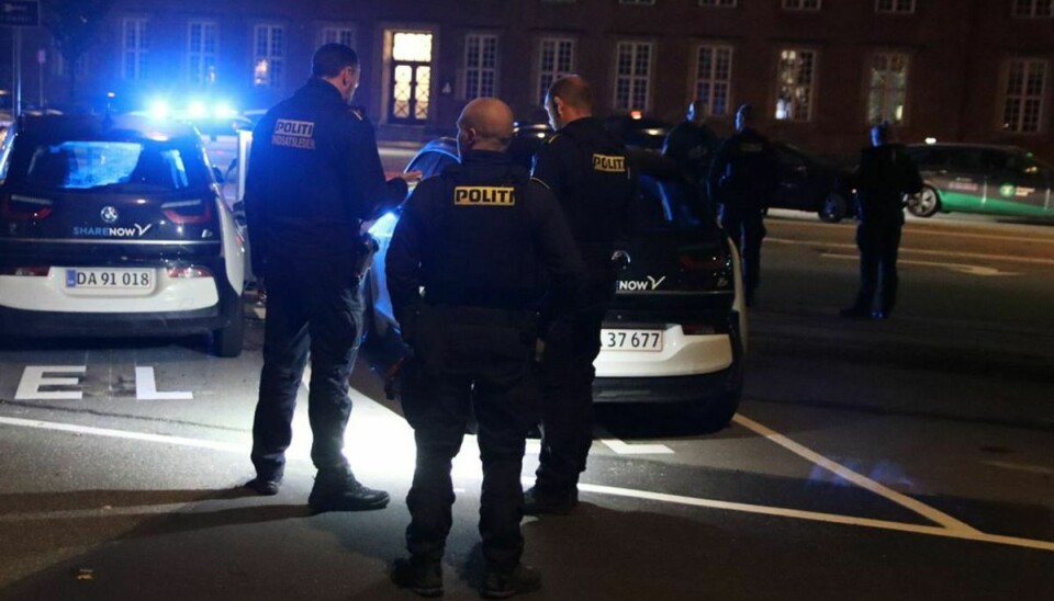 Der er ingen anholdte i sagen, hvor en 23-årig mand blev fundet knivstukket på Jarmers Plads.