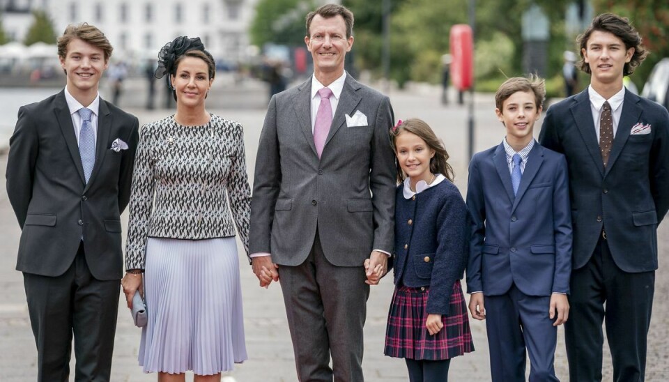Prins Joachim med sin familien. Fra venstre prins Felix, prinsesse Marie, prins Joachim, prinsesse Athena, prins Henrik og prins Nikolai.