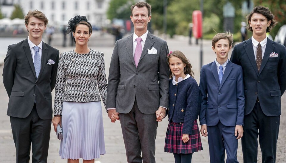 Prins Joachim med sin familien. Fra venstre prins Felix, prinsesse Marie, prins Joachim, prinsesse Athena, prins Henrik og prins Nikolai. Prins Joachim med sin familien. Fra venstre prins Felix, prinsesse Marie, prins Joachim, prinsesse Athena, prins Henrik og prins Nikolai.
