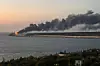 Der kan fra afstand ses flammer og mørk røg fra branden på den 19 kilometer lange bro, der blev indviet i 2019. Ifølge Rusland skyldes det, at en brændstoftank er brudt i brand.