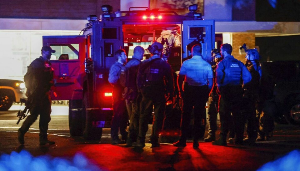 Politifolk er samlet foran en Aldi i Raleigh, efter at fem personer torsdag blev dræbt i byen.