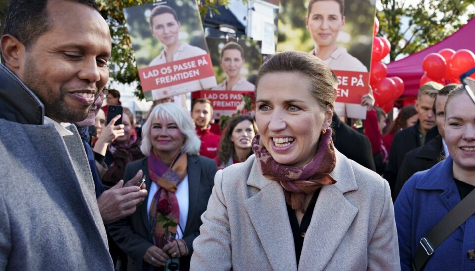 Nuuradiin Hussein, socialdemokratisk rådmand for job og velfærd i Aalborg og Mette Frederiksen deltager i Socialdemokratiets valgmøde før ophængning af valgplakater på Nytorv i Aalborg lørdag den 8. oktober 2022. Der er valg til Folketinget tirsdag den 1. november 2022.