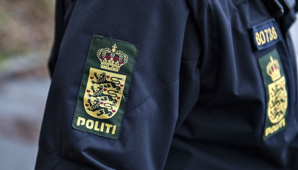Ring på 1-1-4, hvis du er i tvivl om, hvorvidt du står over for en ægte politibetjent. Ring på 1-1-4, hvis du er i tvivl om, hvorvidt du står over for en ægte politibetjent.