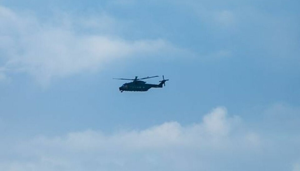 Folkene om bord på helikopteren så den døde mand ligge i vandet tæt ved båden.