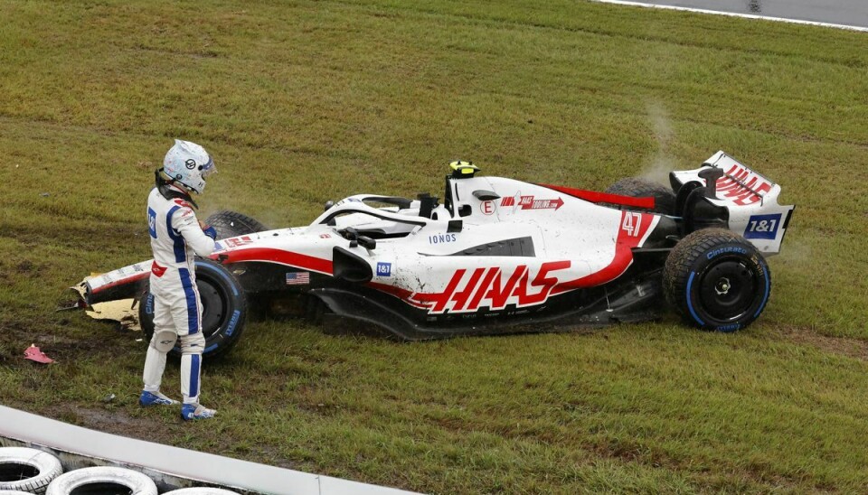 Mick Schumacher kørte galt og fik skader på sin Haas-bil.