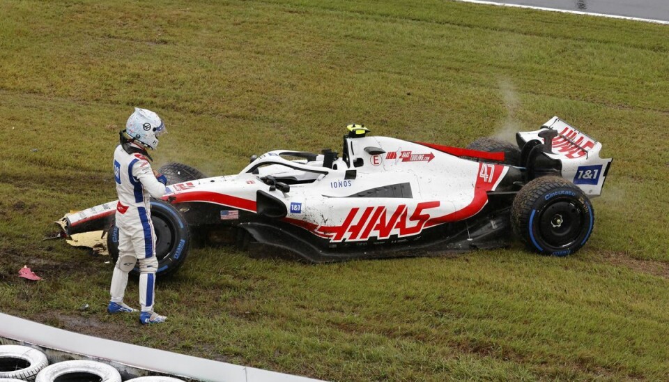 Mick Schumacher kørte galt og fik skader på sin Haas-bil. Mick Schumacher kørte galt og fik skader på sin Haas-bil.
