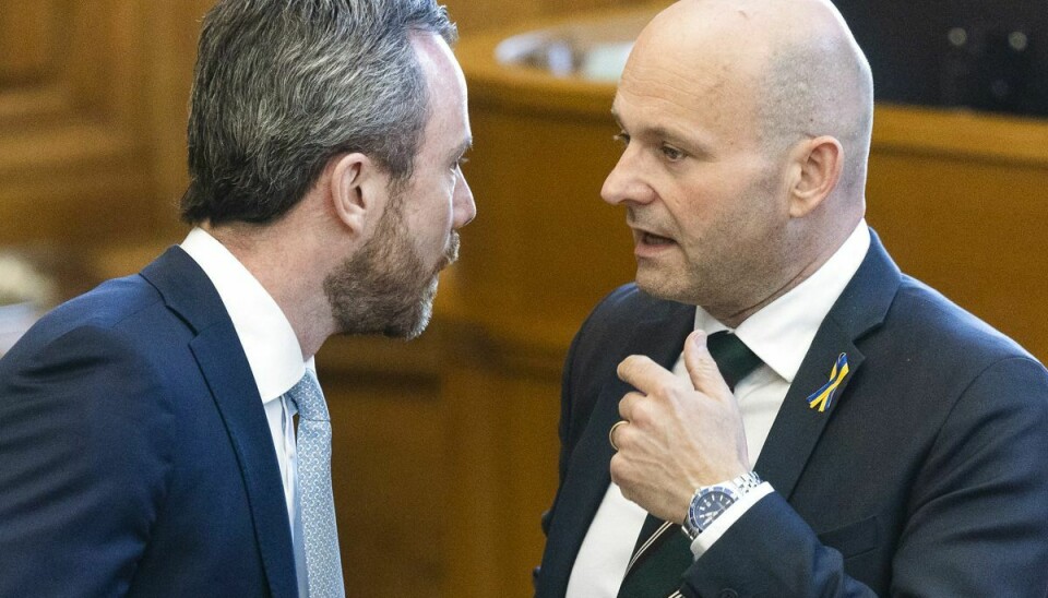De to statsministerkandidater Jakob Ellemann-Jensen (V) og Søren Pape Poulsen (K) bliver flankeret af resten af partierne i blå blok ved tirsdagens pressemøde.