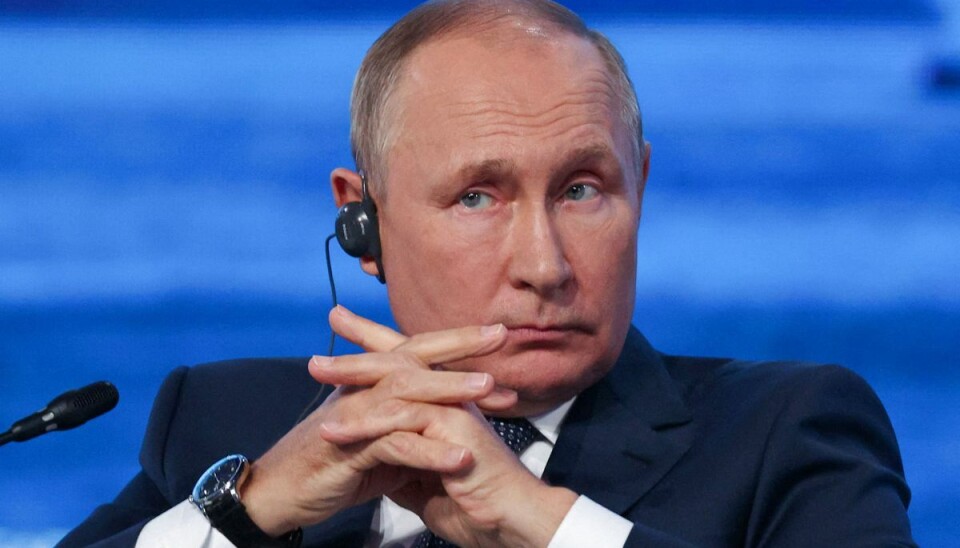 Den russiske præsident Putin er ifølge den Britiske Efterretningstjeneste nødsaget til at købe våben i Iran og Nordkorea for at kunne forsyne sin hær med materiel i krigen mod Ukraine. Den russiske præsident Putin er ifølge den Britiske Efterretningstjeneste nødsaget til at købe våben i Iran og Nordkorea for at kunne forsyne sin hær med materiel i krigen mod Ukraine.