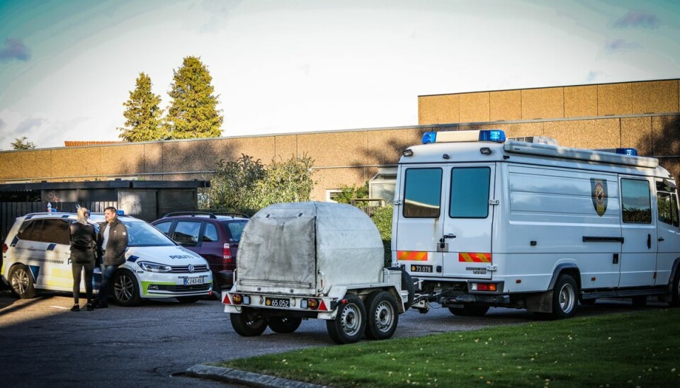 Politiet til stede sammen med EOD - Forsvarets ammunitionsrydningstjeneste.