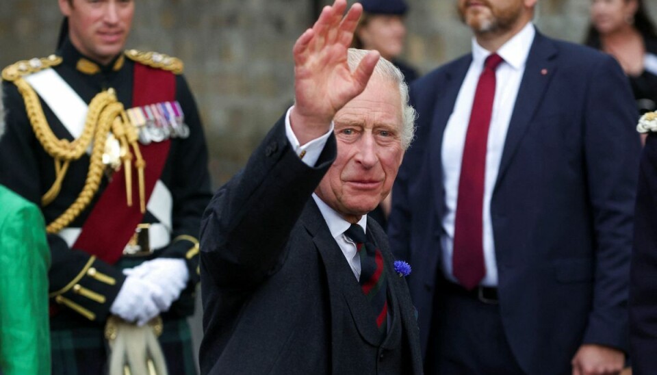 En anonym kilde fra den britiske regering siger til mediet Bloomberg, at det ventes, at kong Charles bliver kronet i juni næste år. En anonym kilde fra den britiske regering siger til mediet Bloomberg, at det ventes, at kong Charles bliver kronet i juni næste år.