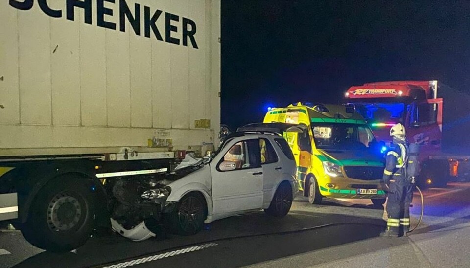 Personbilen kilede sig fast under lastbilen og blev trukket med. Personbilen kilede sig fast under lastbilen og blev trukket med.