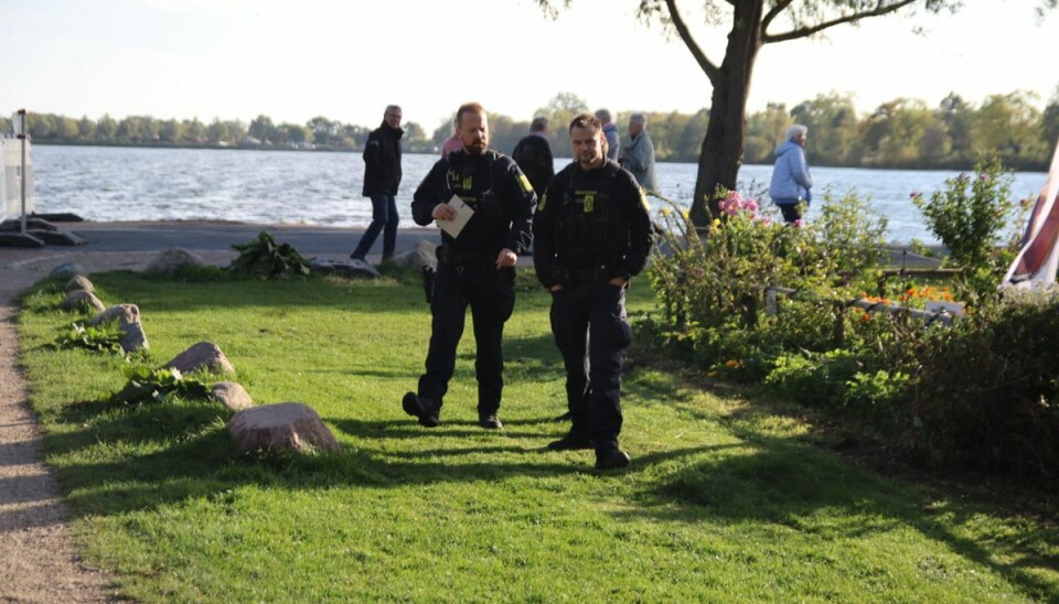 En mand er fundet død i Damhussøen. En mand er fundet død i Damhussøen.