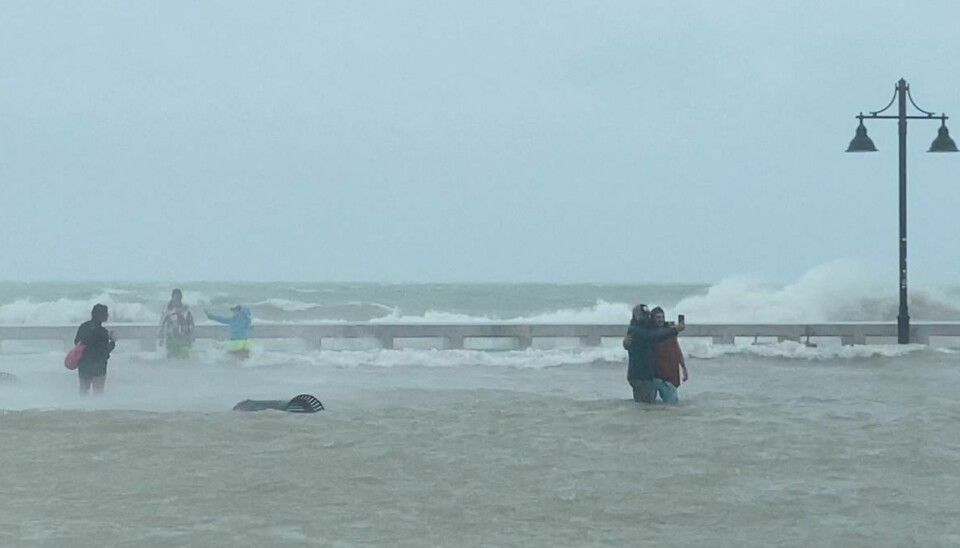 Folk tager billeder ved Key West mens orkanen nærmer sig.