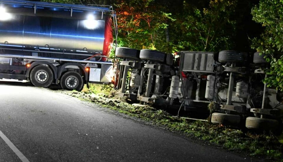 En lastbil med 17 ton svinefedt kørte galt og væltede.