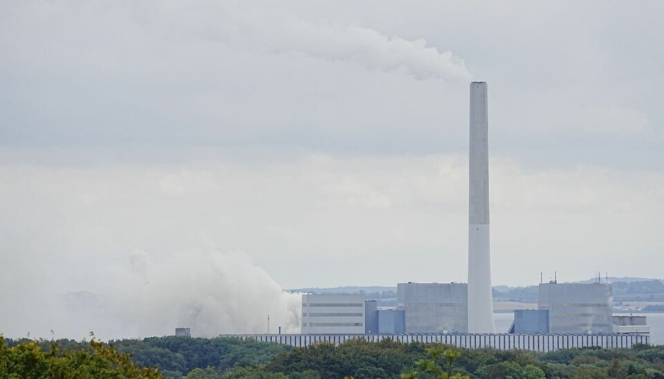 Slukningsarbejdet på Studstrupværket ved Aarhus giver en temmelig kraftig røgudvikling fredag den 30. september 2022.