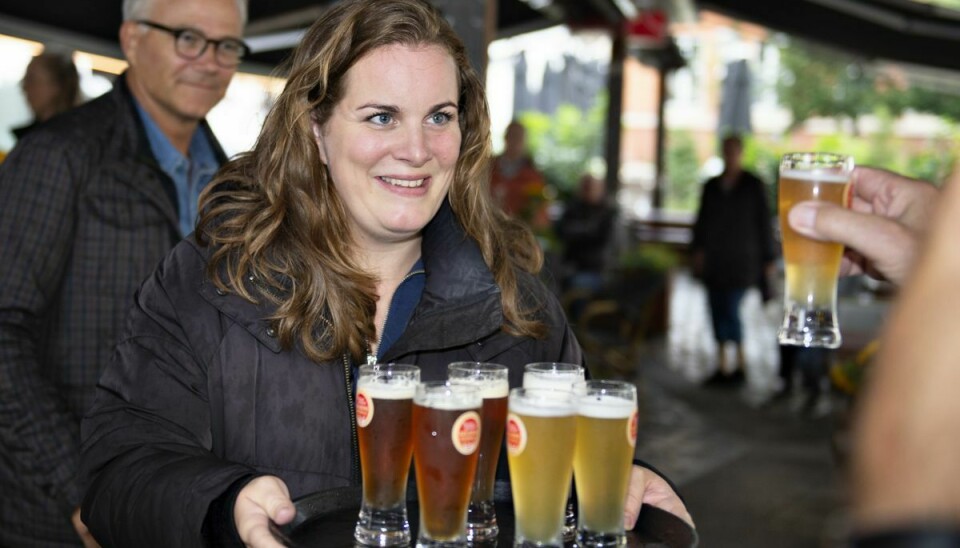 Lise Baastrup deler øl ud i midtbyen i Aalborg. (Arkivfoto)
