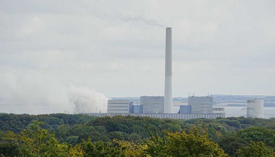 Slukningsarbejdet på Studstrupværket ved Aarhus giver en temmelig kraftig røgudvikling fredag den 30. september 2022.