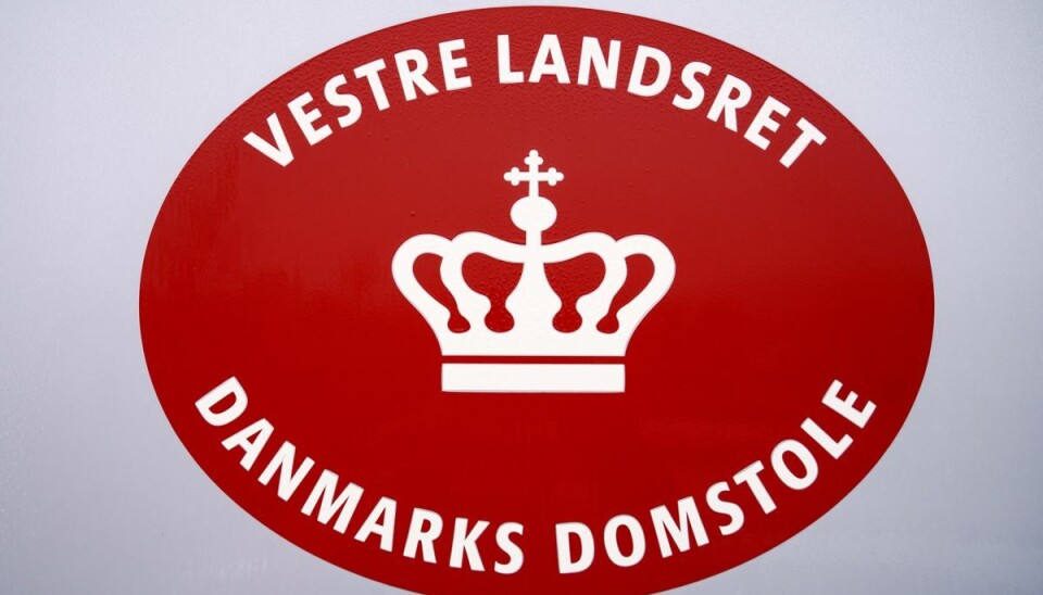 En betjent er ved Vestre Landsret blevet dømt for at sætte ild til sit eget hus. En betjent er ved Vestre Landsret blevet dømt for at sætte ild til sit eget hus.