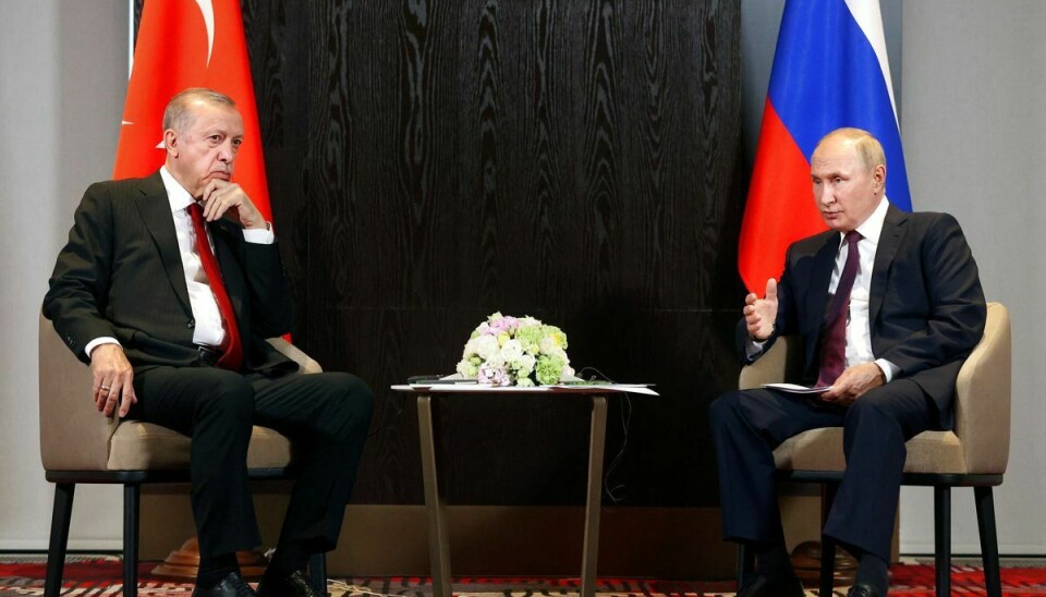 Ruslands præsident, Vladimir Putin (til højre), og Tyrkiets præsident, Recep Tayyip Erdogan (til venstre), har torsdag talt sammen over telefonen. Her har Putin ifølge den russiske regering kaldt lækagerne på Nord Stream 1 og 2 for 'international terrorisme'. (Arkivfoto).