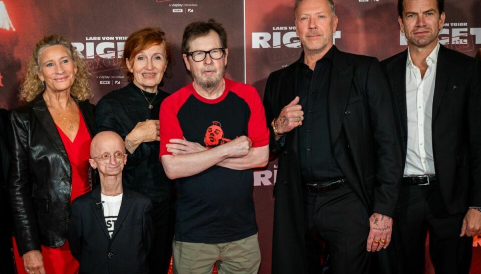 Her ses Jesper Sørensen sammen med Lars von Trier og flere af skuespillerne fra 'Riget Exodus'.