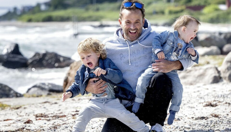 Dennis Knudsen ses her med sine to drenge, Lucas på tre år og Noah på ét, der nu er blevet forenet med deres små tvillingesøstre. Dennis Knudsen ses her med sine to drenge, Lucas på tre år og Noah på ét, der nu er blevet forenet med deres små tvillingesøstre.