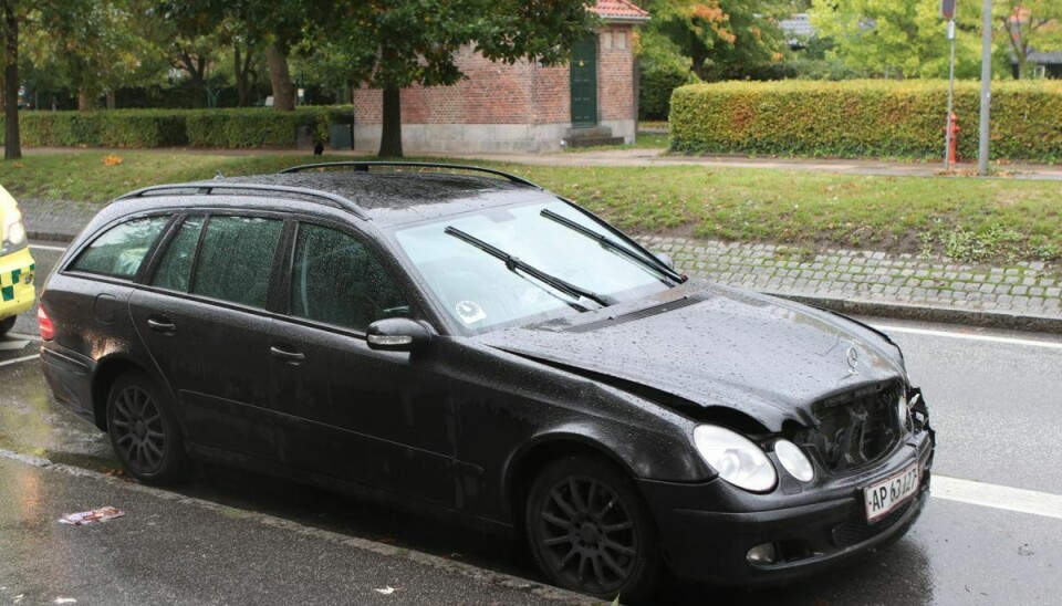 Den sorte Mercedes, der var involveret i ulykken.