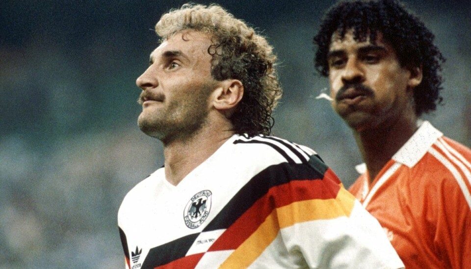 Frank Rijkaard spytter her på Rudi Völler under VM-ottendedelsfinalen i 1990. De to spytklatter fra den kamp har forfulgt Rijkaard siden. Frank Rijkaard spytter her på Rudi Völler under VM-ottendedelsfinalen i 1990. De to spytklatter fra den kamp har forfulgt Rijkaard siden.