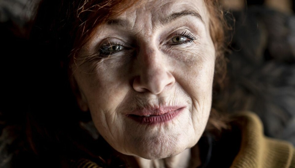I tre små film forsøger Bodil Jørgensen at forudsige svindelsituationer og hjælpe sine nærmeste. I tre små film forsøger Bodil Jørgensen at forudsige svindelsituationer og hjælpe sine nærmeste.