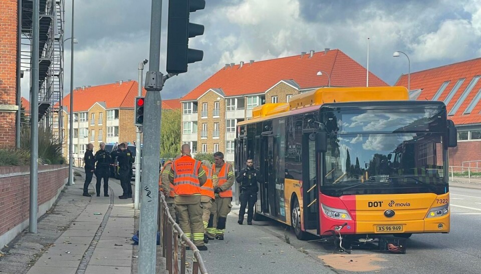 Den cyklist, der blev ramt af en bus er nu afgået ved døden.