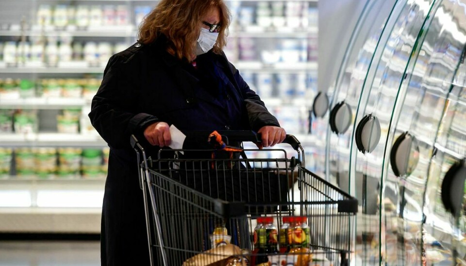En kvinde på indkøb i et supermarked i Düsseldorf. I september var det 10 procent dyrere at være tysker end i samme måned sidste år, viser nye tal.