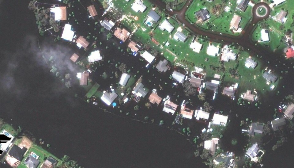 Et satellitbillede viser et boligkvarter, der står under vand i byen North Port i Florida.