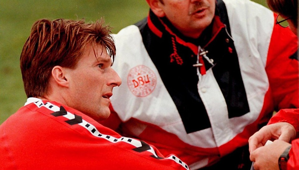 Mogens Kreutzfeldt giver her sin vurdering af Michael Laudrups overbelastede akillessene. Billedet er fra 1997. Mogens Kreutzfeldt giver her sin vurdering af Michael Laudrups overbelastede akillessene. Billedet er fra 1997.