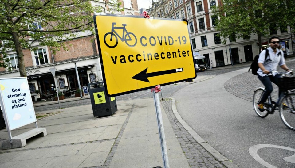 Skilt viser vej ind til Region Hovedstadens covid-19 vaccinecenter i Øksnehallen i København, fredag den 4. juni 2021.