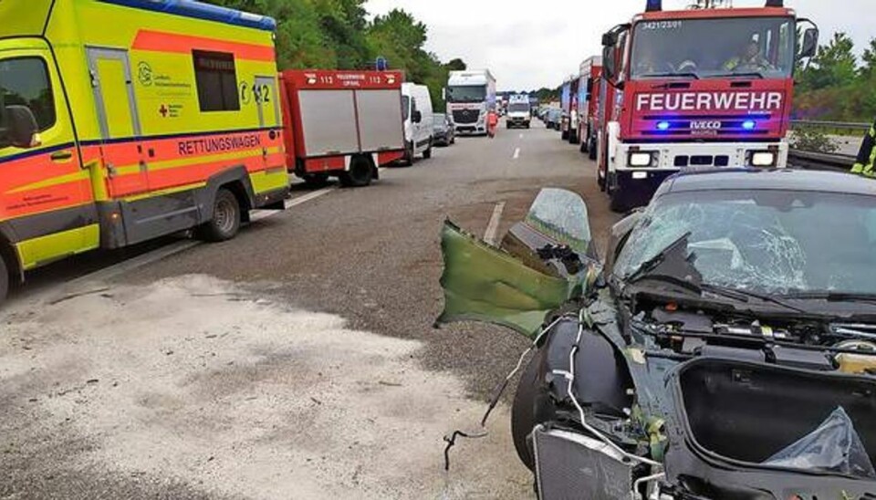 'Fejebladet' kom og hentede danskernes Porsche efter ulykken på Autobahn. 'Fejebladet' kom og hentede danskernes Porsche efter ulykken på Autobahn.
