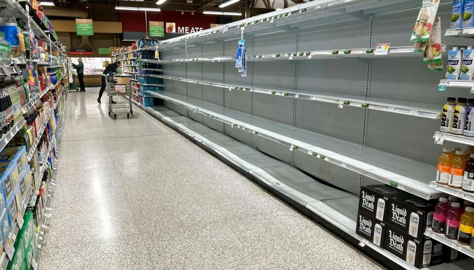 Tomme Hylder, hvor der plejer at være fyldt med vand i supermarkedet i Kissimmee i Florida. Tomme Hylder, hvor der plejer at være fyldt med vand i supermarkedet i Kissimmee i Florida.