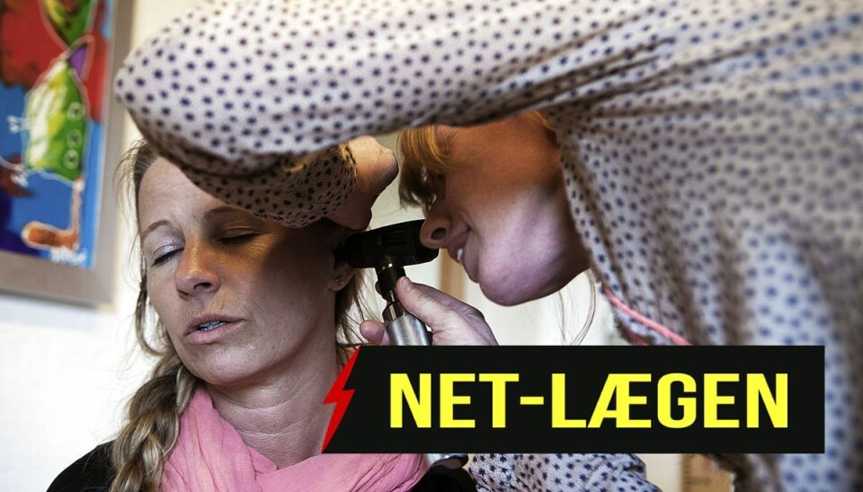 Sådan får du proppen væk Læge undersøger patient i øret.
