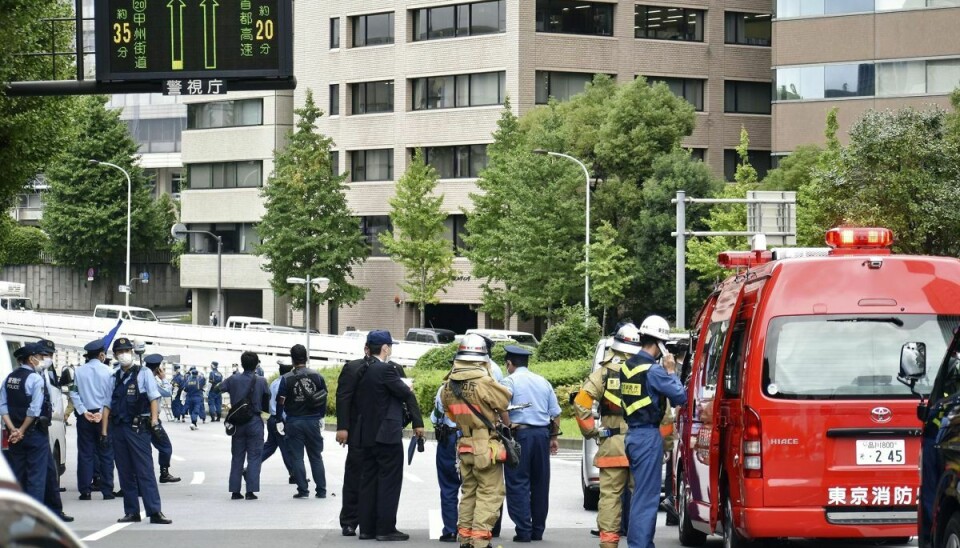Politi og brandfolk ses her på det sted nær den japanske premierministers kontor i Tokyo, hvor en mand tidligere onsdag angiveligt satte ild til sig selv i protest mod Shinzo Abes statsbegravelse i næste uge.