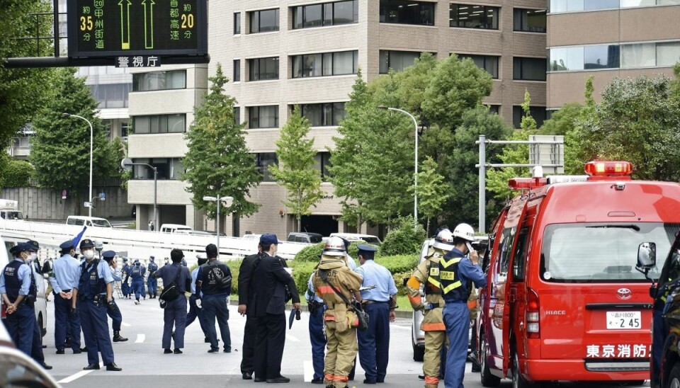 Politi og brandfolk ses her på det sted nær den japanske premierministers kontor i Tokyo, hvor en mand tidligere onsdag angiveligt satte ild til sig selv i protest mod Shinzo Abes statsbegravelse i næste uge. Politi og brandfolk ses her på det sted nær den japanske premierministers kontor i Tokyo, hvor en mand tidligere onsdag angiveligt satte ild til sig selv i protest mod Shinzo Abes statsbegravelse i næste uge.