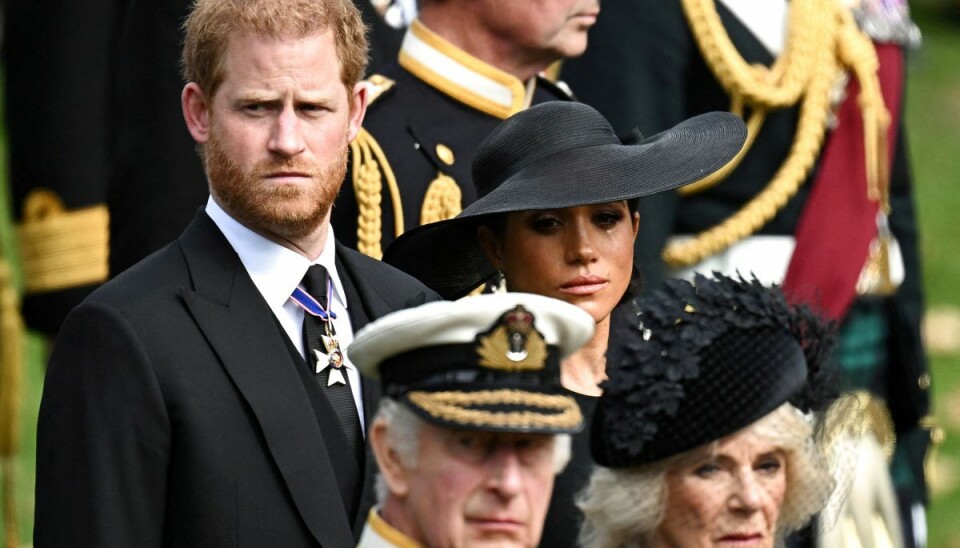Harry og Meghan ses her sammen med kong Charles og dronninggemalinde Camilla ved dronning Elizabeths begravelse den 19. september. Harry og Meghan ses her sammen med kong Charles og dronninggemalinde Camilla ved dronning Elizabeths begravelse den 19. september.