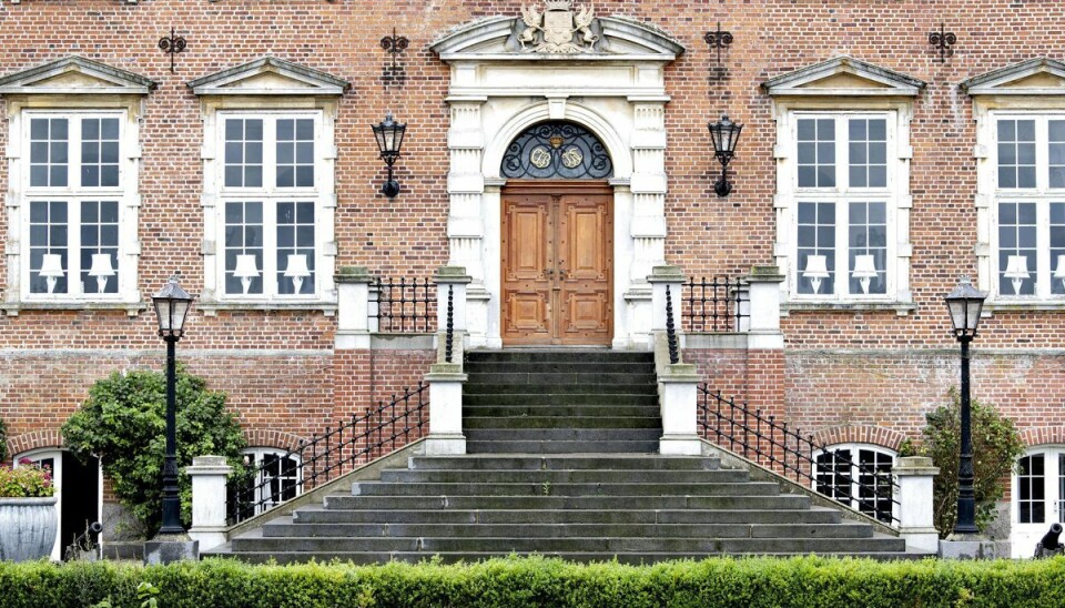 Louise Iuel Albinus købte tidligere i år sin søster, Caroline Fleming, ud af Valdemars Slot efter en længere strid mellem de to søstre. Flemings søn ejede dog en del af inventaret, og mange af de værdifulde og historiske genstande har onsdag været på auktion. (Arkivfoto). Louise Iuel Albinus købte tidligere i år sin søster, Caroline Fleming, ud af Valdemars Slot efter en længere strid mellem de to søstre. Flemings søn ejede dog en del af inventaret, og mange af de værdifulde og historiske genstande har onsdag været på auktion. (Arkivfoto).