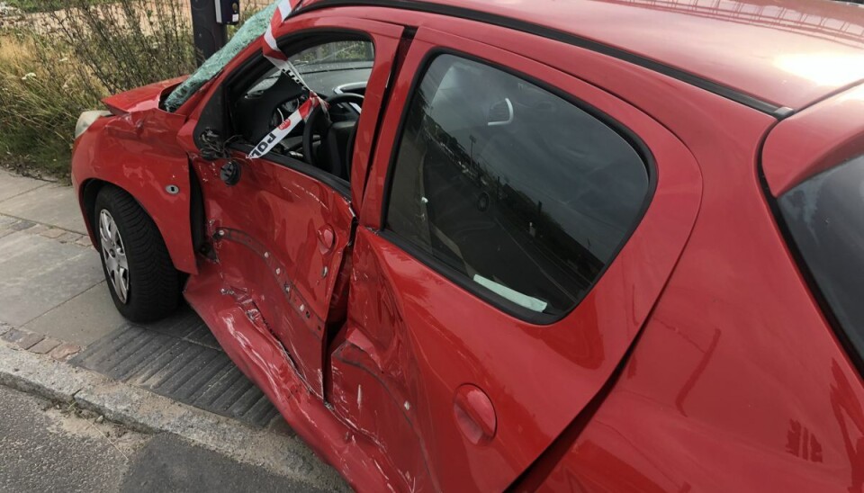 Så slemt er bilen tilredt efter påkørslen. Heldigvis skete der ingen personskade. Så slemt er bilen tilredt efter påkørslen. Heldigvis skete der ingen personskade.