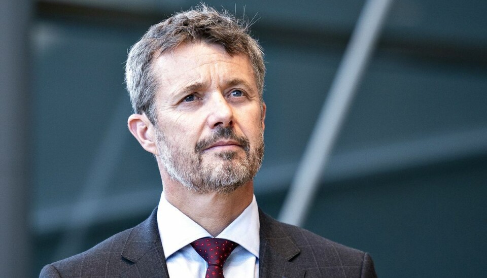 Kronprins Frederik skal hjem og vikariere for dronning Margrethe, der for anden gang er ramt af coronavirus. Kronprins Frederik skal hjem og vikariere for dronning Margrethe, der for anden gang er ramt af coronavirus.