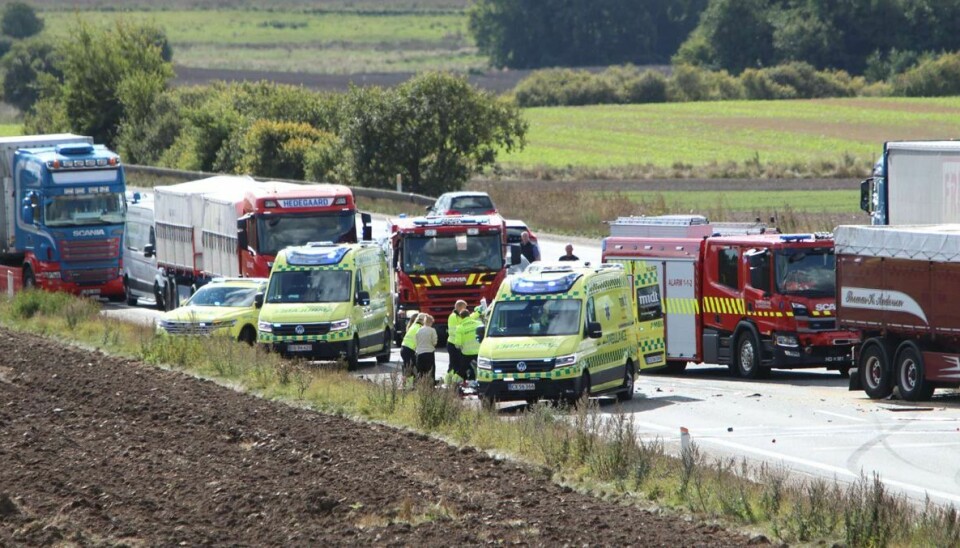 Motorvejen er fuldstændig spærret i begge vognbaner. Motorvejen er fuldstændig spærret i begge vognbaner.