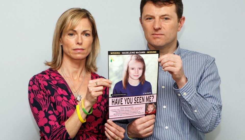 Madeleines forældre Kate and Gerry McCann poserer med et computer-genereret billede af deres datter, der viser hvordan hun kunne se ud i London i maj, 2012. REUTERS/Andrew Winning/File Photo