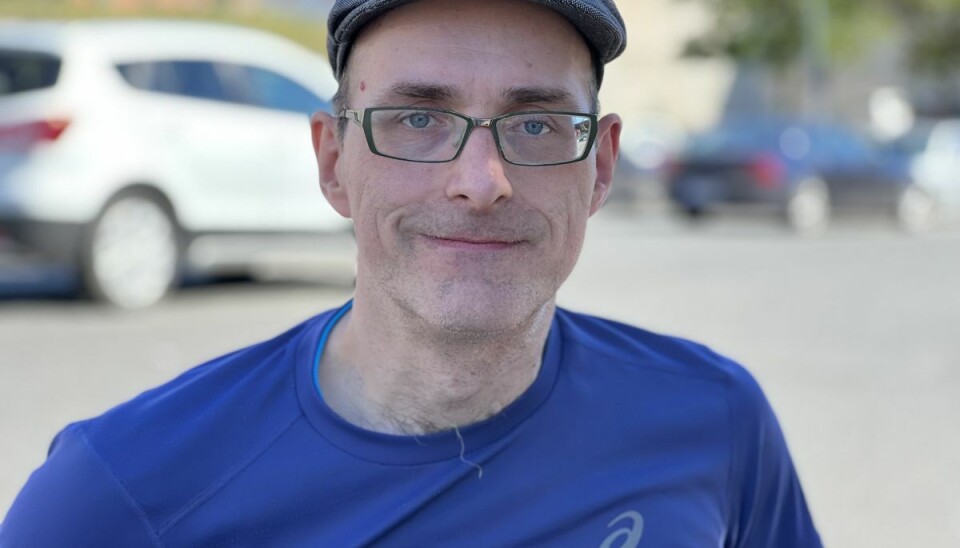 Simon Justesen sidder i kørestol, og det kan godt give udfordringer, når man færdes i Randers midtby. Simon Justesen sidder i kørestol, og det kan godt give udfordringer, når man færdes i Randers midtby.