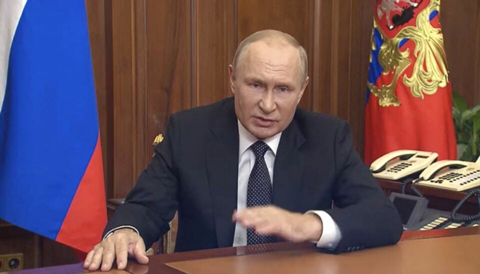 - Han vil drukne Ukraine i blod, men også i sine egne soldaters blod, siger Zelenskyj til det tyske dagblad Bild i en reaktion på Putins udmeldinger om mobilisering af op mod 300.000 soldater. - Han vil drukne Ukraine i blod, men også i sine egne soldaters blod, siger Zelenskyj til det tyske dagblad Bild i en reaktion på Putins udmeldinger om mobilisering af op mod 300.000 soldater.