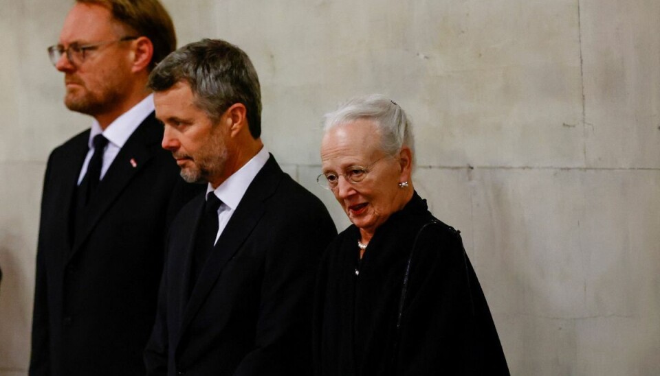 Ligesom det norske og svenske kongepar var dronning Margrethe og kronprins Frederik søndag forbi Westminster Hall i London for at vise deres respekt over for den afdøde dronning Elizabeth II. Ligesom det norske og svenske kongepar var dronning Margrethe og kronprins Frederik søndag forbi Westminster Hall i London for at vise deres respekt over for den afdøde dronning Elizabeth II.
