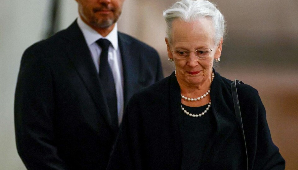 Dronning Margrethe og kronprins Frederik ankommer til Westoinster Hall for at vise deres respekt ved dronning Elizabeths kiste.